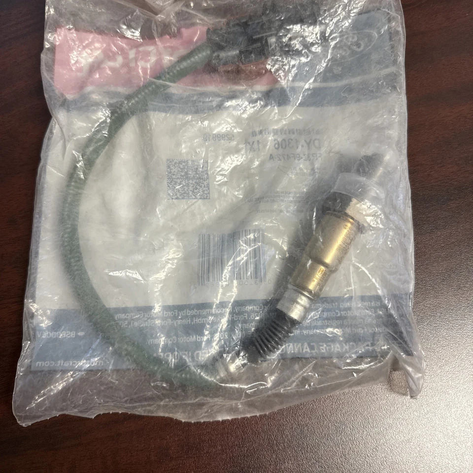 DY1306 Motorcraft O2 Oxygen Sensor Front Passenger Right Side UPSTREAM Hand - Image 2 of 2