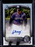 2025 Bowman Chrome Alessander De La Cruz Auto Refractor 1st #/499 Rockies