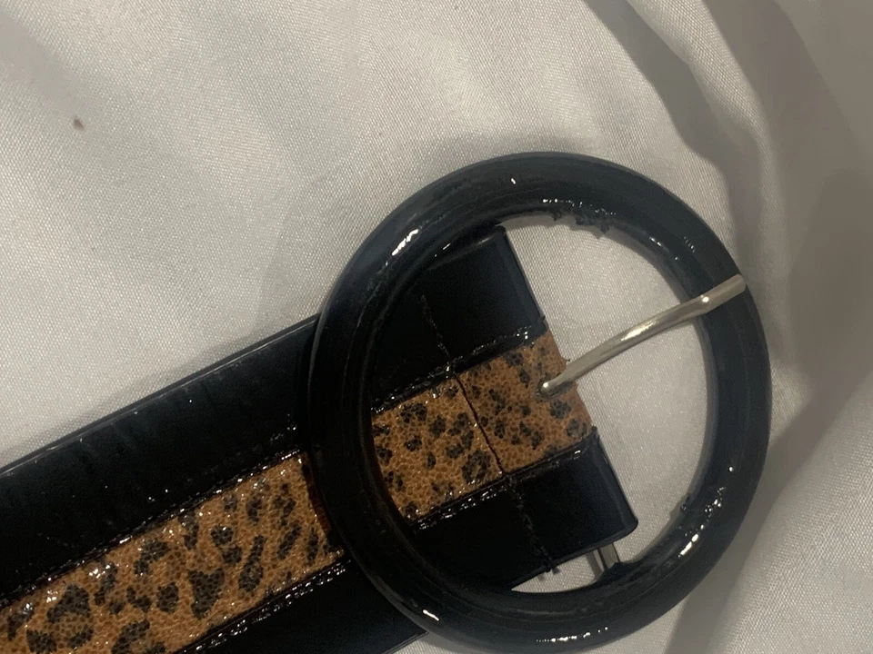 Cinturón Betsey Johnson charol negro con estampado de leopardo para mujer talla mediana 2” de ancho Foto 2 de 4