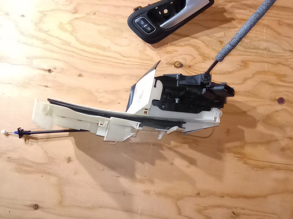 Actuador de cierre de cerradura de puerta delantera derecha Ford Focus 2015-2018  Foto 3 de 4