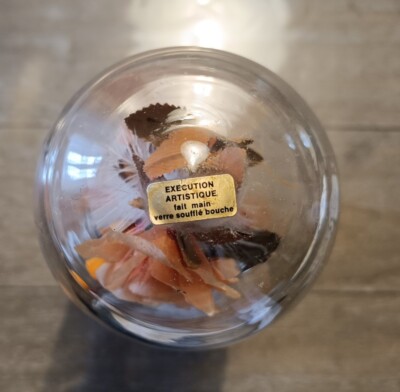 Cloche En Verre Avec Composition De Fleurs En Tissu Et Oiseaux / Vintage