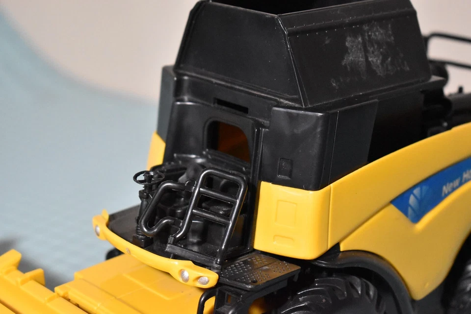 NewRay 5763 New Holland CR9090 For Parts or Repair - Image 2 of 4