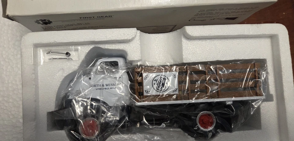 Camión de colección Smith & Wesson primera marcha 1952 GMC cremallera completa ¡como nuevo en caja! Foto 2 de 4