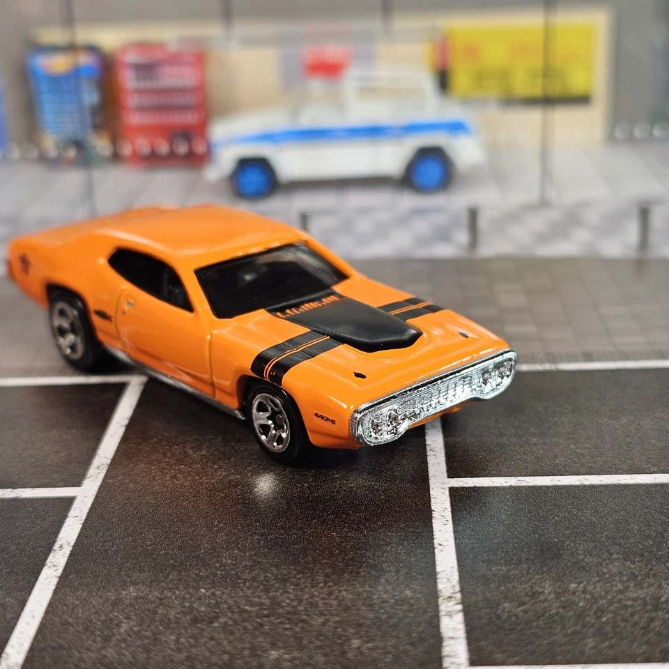 1/64 2005 Hot Wheels Muscle Mania Series 1/5 1971 PLYMOUTH GTX #101 71 Orange - Image 2 of 4