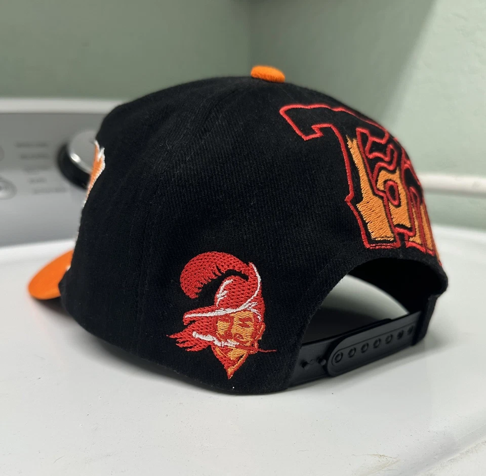 Sombrero de Graffiti Buccaneers de Tampa Bay Inspirado de Colección Bucco Bruce SnapBack Personalizado Foto 4 de 4