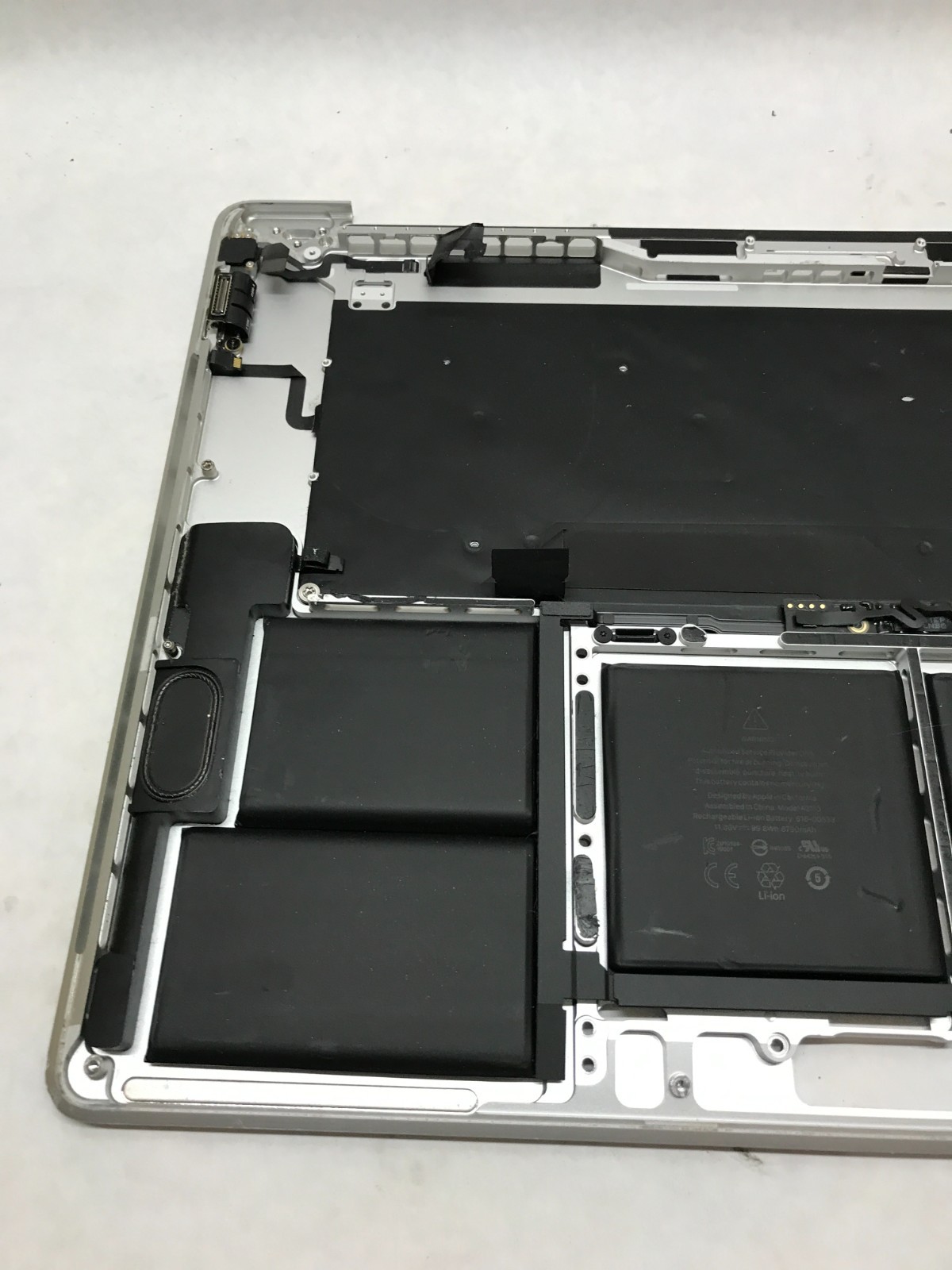 Apple MacBook Pro 2019 16" A2141 Palmrest+Battery ONLY For Parts/Repair READ -DW - Picture 8 of 10
