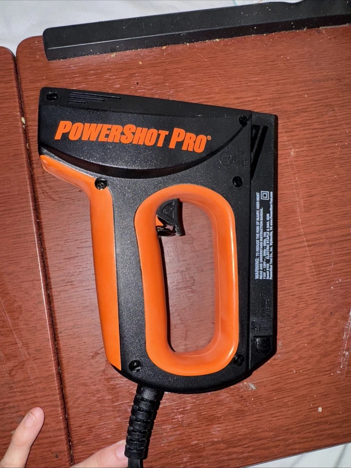 Pistola de clavos eléctrica Powershot Pro 9100 resistente negra y naranja con estuche Foto 4 de 4