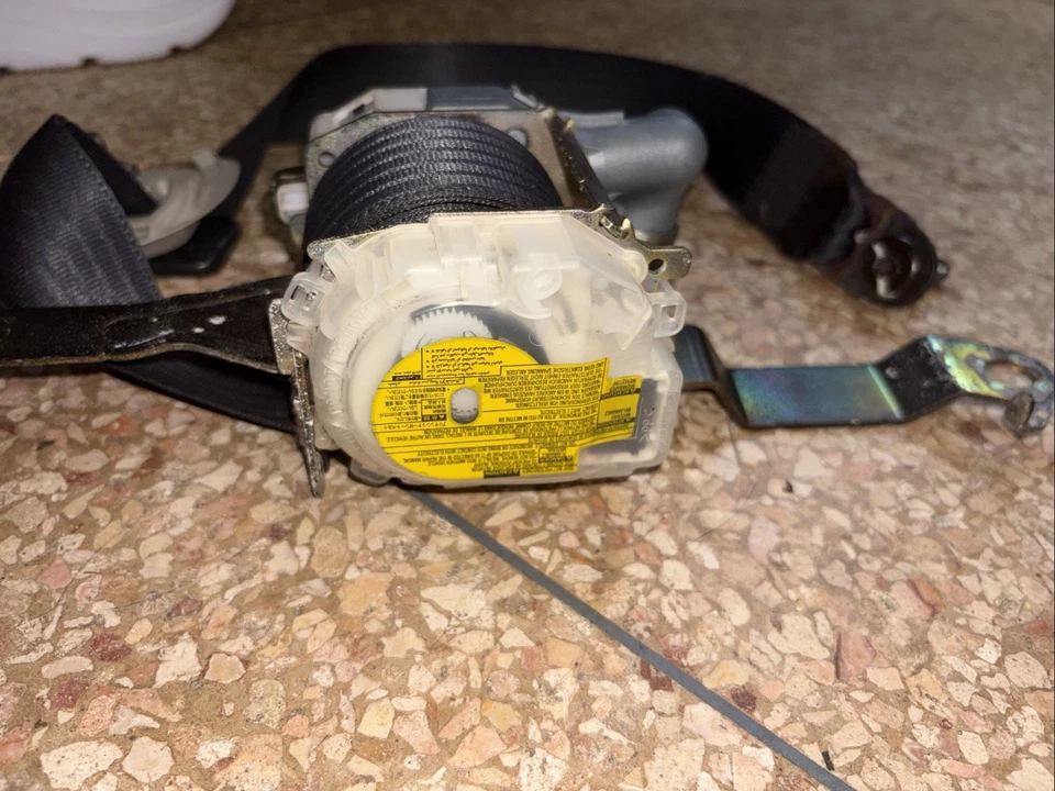 Cinturón de seguridad Subaru Outback Legacy 2005 pasajero derecho delantero negro Foto 2 de 4