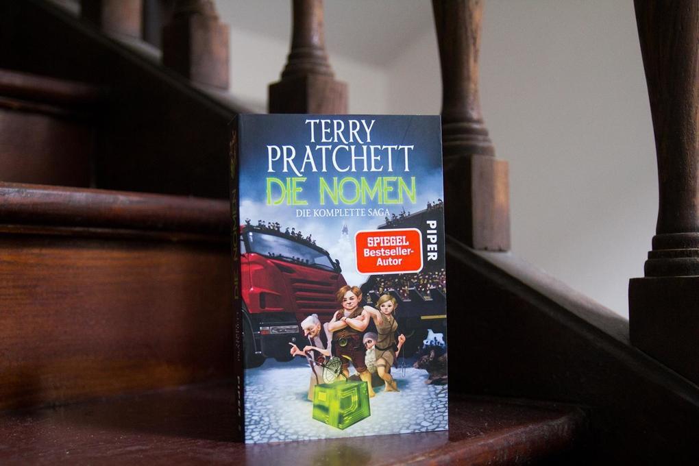 Thumbnail - Die Nomen | Terry Pratchett | 2019 | Deutsch | Truckers Diggers Wings