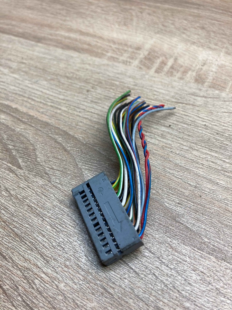 7521528 1452274 2A BMW Connector Plug Unit Computer Wire Socket 