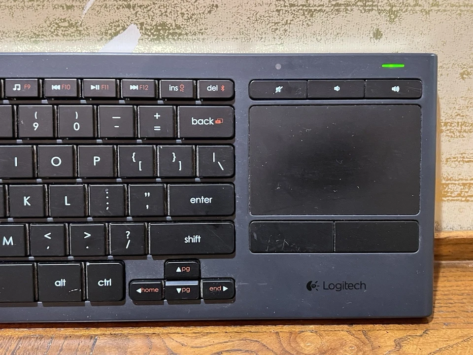 Teclado táctil Logitech K830 inalámbrico iluminado para sala de estar probado Bluetooth Foto 3 de 4