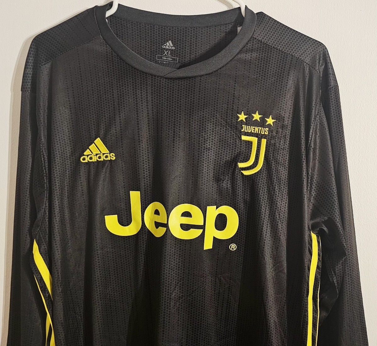 Juventus サッカージャージ 黒白ストライプ adidas Juventus 3-Stripes Track Top - Black | Free Shipping