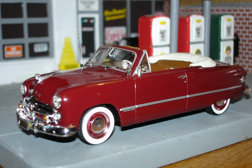 Minichamps 1949 Ford Custom Convertible 1:43 NIB Ford 100 Year Heart & Soul - Image 3 of 4