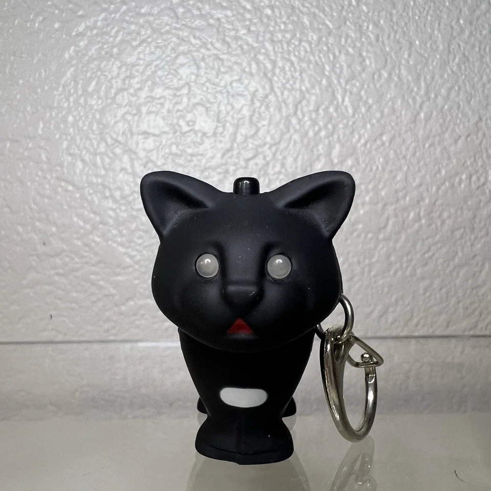 Kikkerland Llavero LED Gato Negro Iluminar Ojos con Sonido Maullido Divertido Regalo Llave Foto 2 de 4