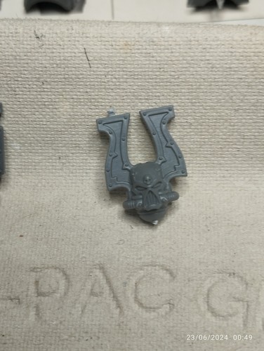 WARHAMMER 40K CHAOS KHORNE BERZERKERS BITS - Picture 32 of 102