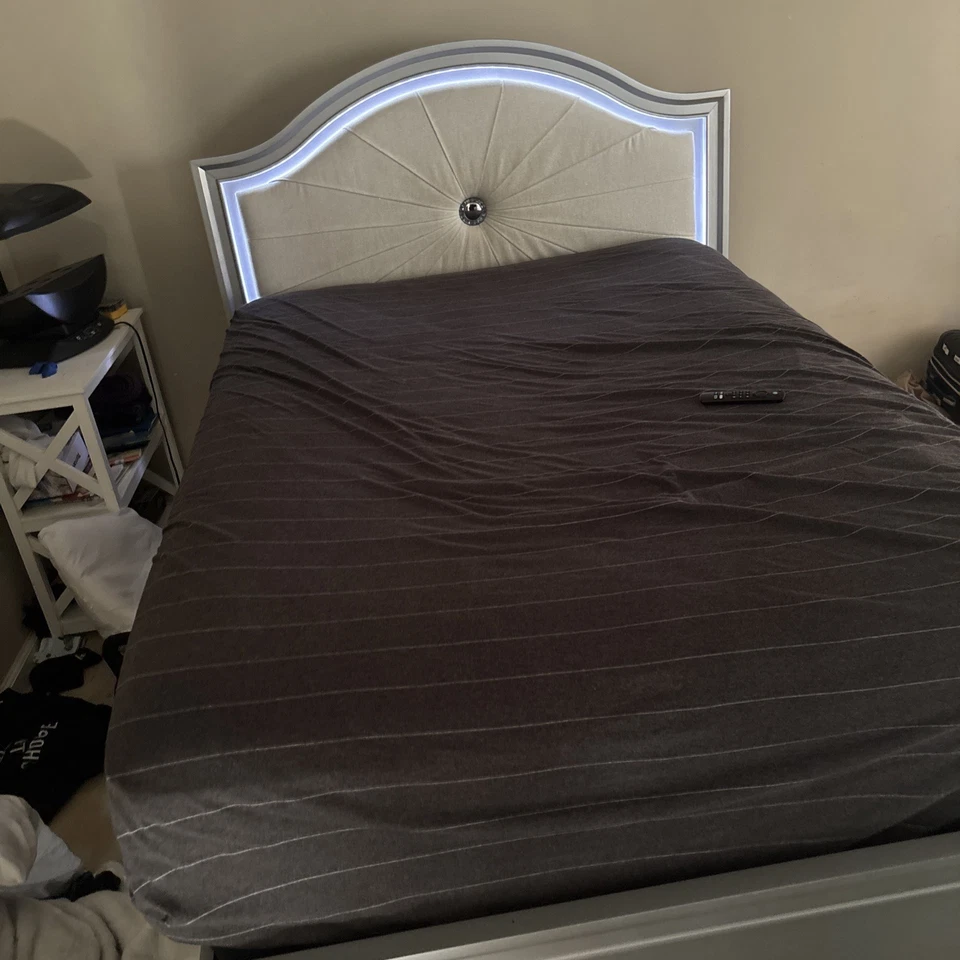 Juego de dormitorio de 3 piezas - dos tocadores y marco de cama (COMPLETO)  Foto 4 de 4