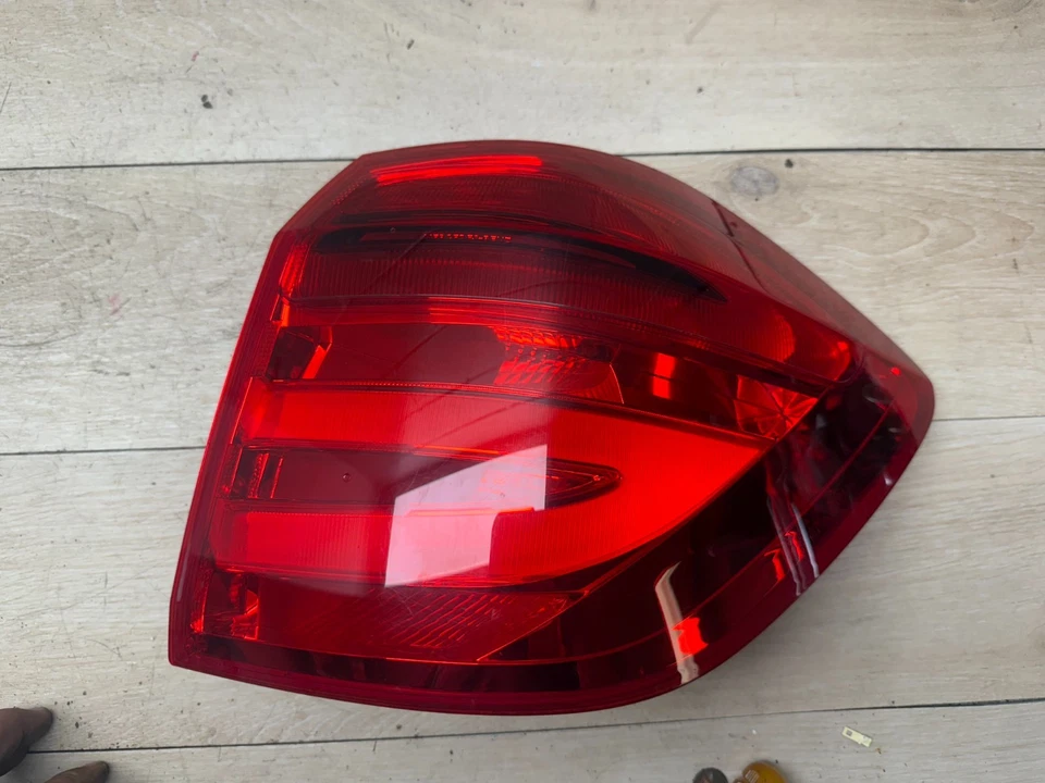 MERCEDES BENZ GLS GL63 W166 13-16 REAR RIGHT  SIDE OUTER TAILLIGHT LED LAMP - Image 3 of 4