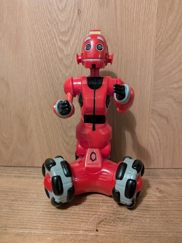 MINI TRI-BOT - 9" BATTERY OPERATED ROBOT c/w LED EYES, WHEELS, POSEABLE ARMS