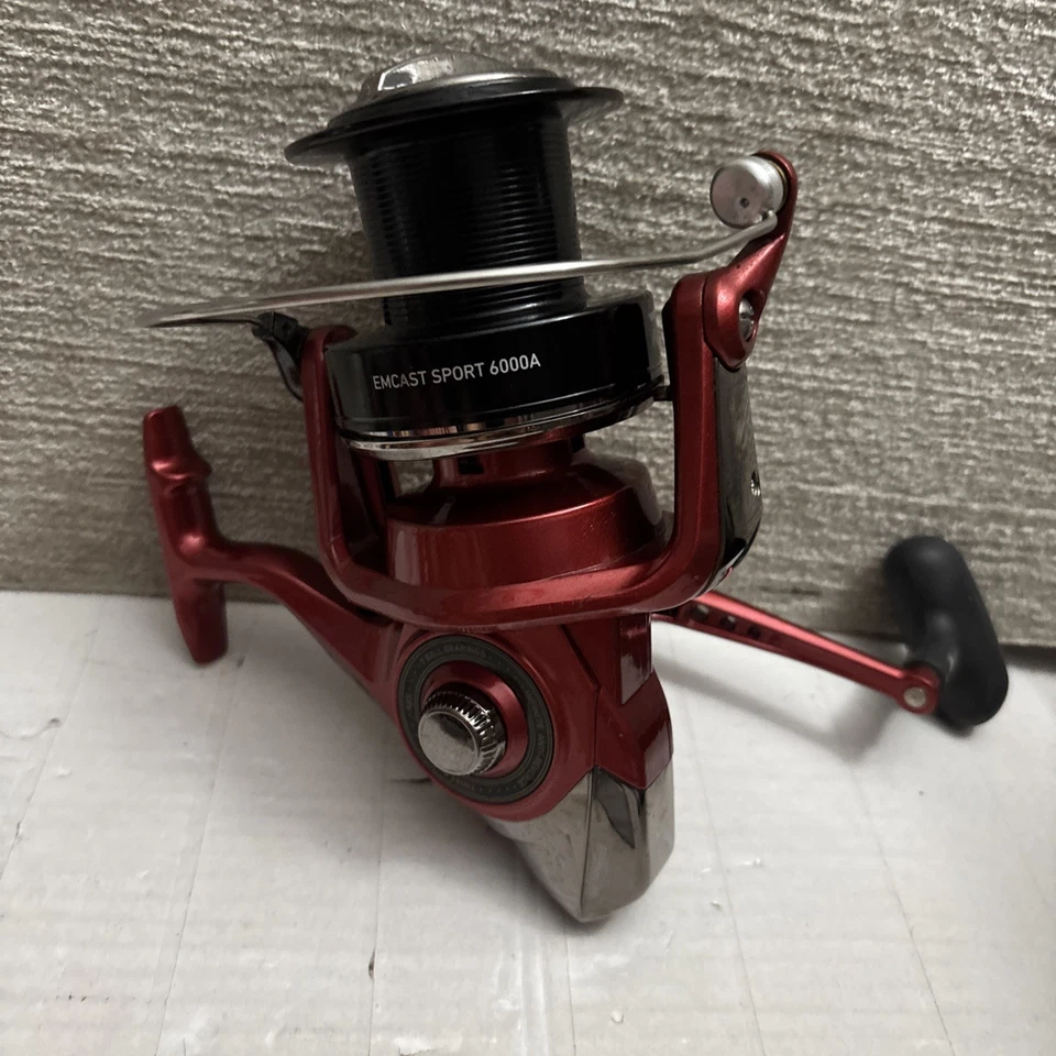 Carrete giratorio Daiwa Emcast Sport 6000A Fish Infinite ANTIRREVERSO ABS 7 rodamientos Foto 2 de 4