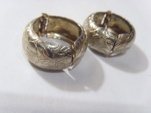 1950s vintage gold tone metal engraved floral hoops snap on earrings 52463 - 第 1/5 張圖片