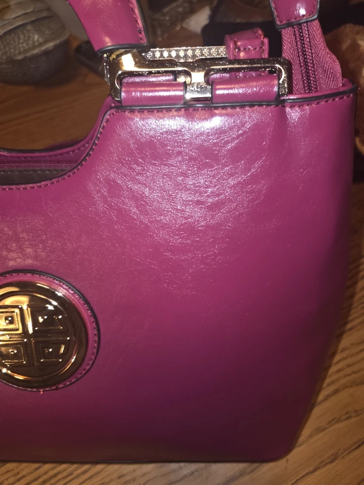 Bolso de mano Dasein para mujer de cuero sintético púrpura medallón bolso usado en excelente estado Foto 3 de 4