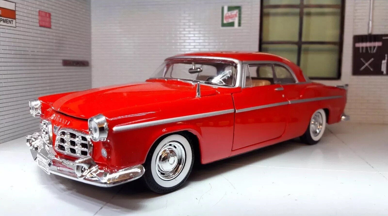 Chrysler C300 Hemi V8 1955 73302 Motormax 1:24 Diecast Scale Model Car Red