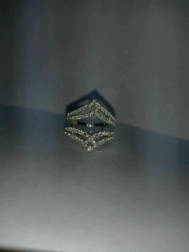 Anillo de boda potenciador chaqueta envolvente de diamantes creado en laboratorio de 2 quilates enchapado en oro blanco de 14 quilates Foto 3 de 4