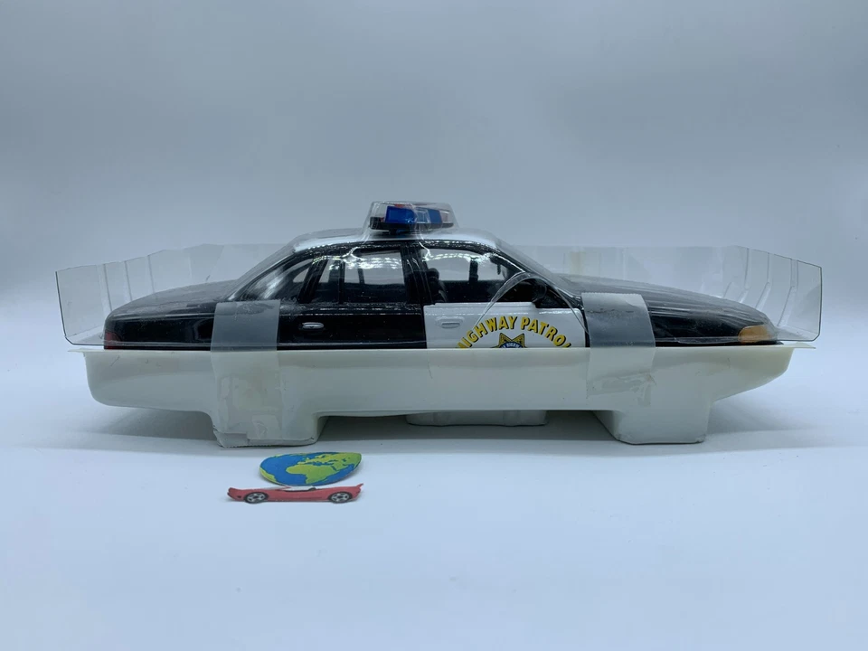 Code 3 Ford Crown Victoria Highway Patrol, scala 1:24 - 1:25, vintage (2078) - Immagine 2 di 4