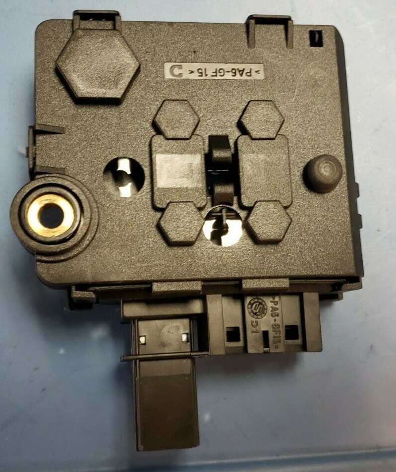 1999-2006 MERCEDES W220 S430 S500 REAR BATTERY TERMINAL JUNCTION