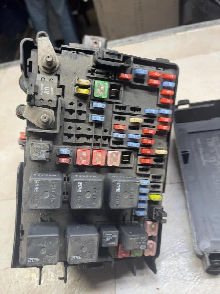 Caja de fusibles motor Chevy Equinox 07 08 09 Foto 2 de 4