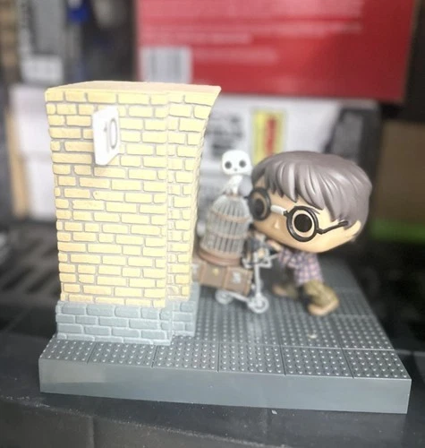 Funko Pop! Moments: Harry Potter - Harry Potter Entering Platform 9 3/4 loose
