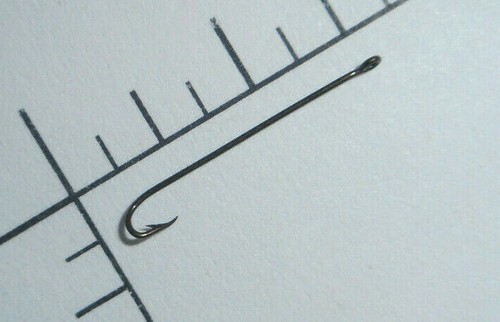 Ganci MUSTAD 3/0 Carliste Curved Point - Bronzati, Anello, Confezione Da 100 - Modello 93400