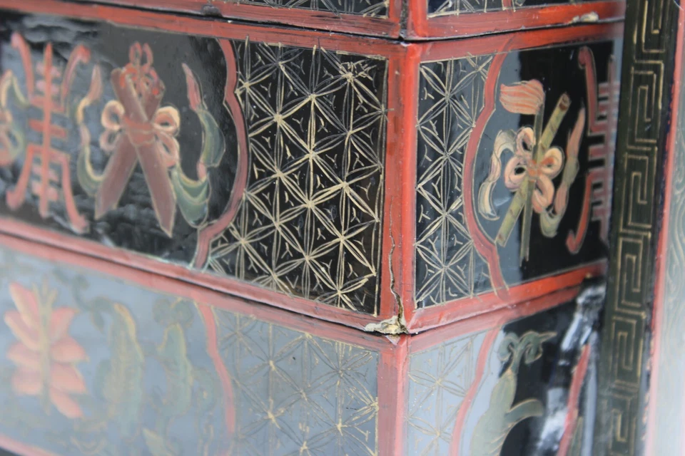 Antigua lonchera china de dos niveles de laca negra con mango superior de porcelana Foto 4 de 4