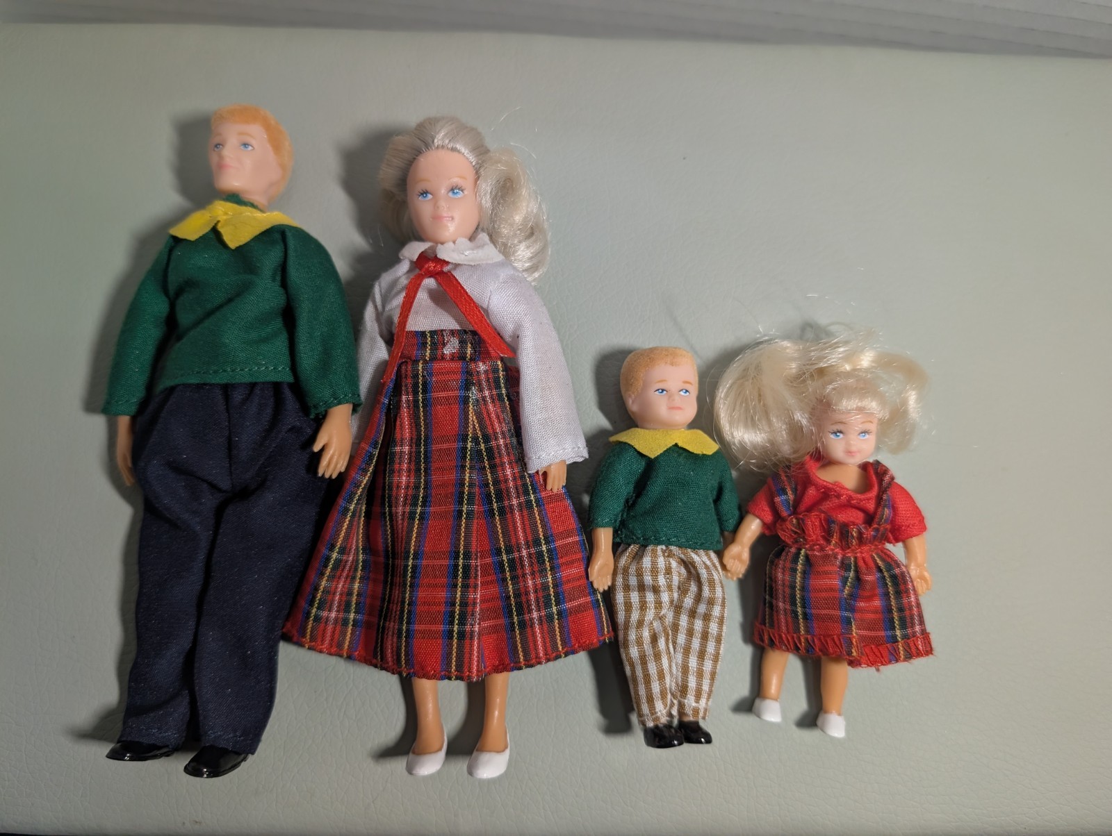 Vintage Miniature Doll Family  Family of 4 Modern 1/12th Sca