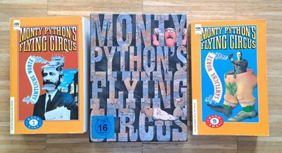 Monty Python's Flying Circus Box, alle Staffeln OV, alle Drehbücher in 2 Bänden