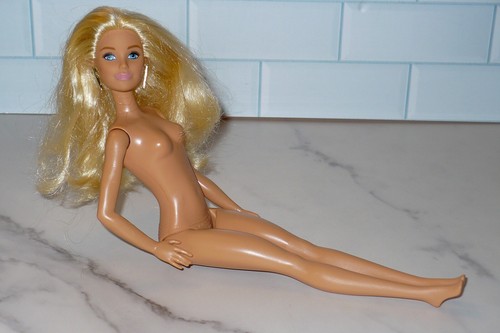 Mattel Fashionistas Barbie Doll ~ MILLIE FACE ~ GOLD EARRINGS ~ Nude ~ Bent Arm