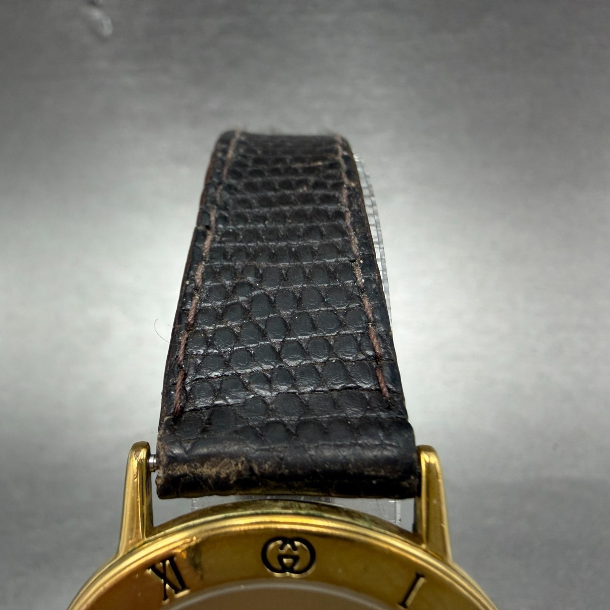 Vintage Gold Gucci 3001M Wristwatch Featuring Engraved Roman Numeral Bezel Gucci 3001M Watch Men 33mm Champagne Dial Gold plated Round  main image 3