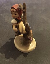 Hummelfigur Nr. 141 Fr&uuml;hling M&auml;dchen Im Apfelbaum