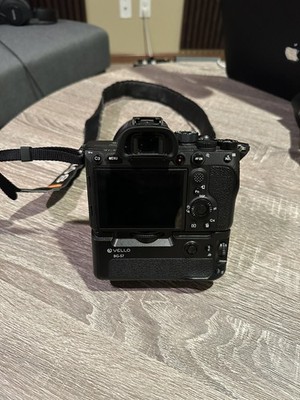 Sony Alpha a7R IV 61 MP Digital Camera with Sony FE 16-35mm f/2.8