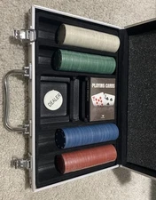 Cardinal's Texas Hold 'Em Tournament Poker set, Case, Cards and Chips