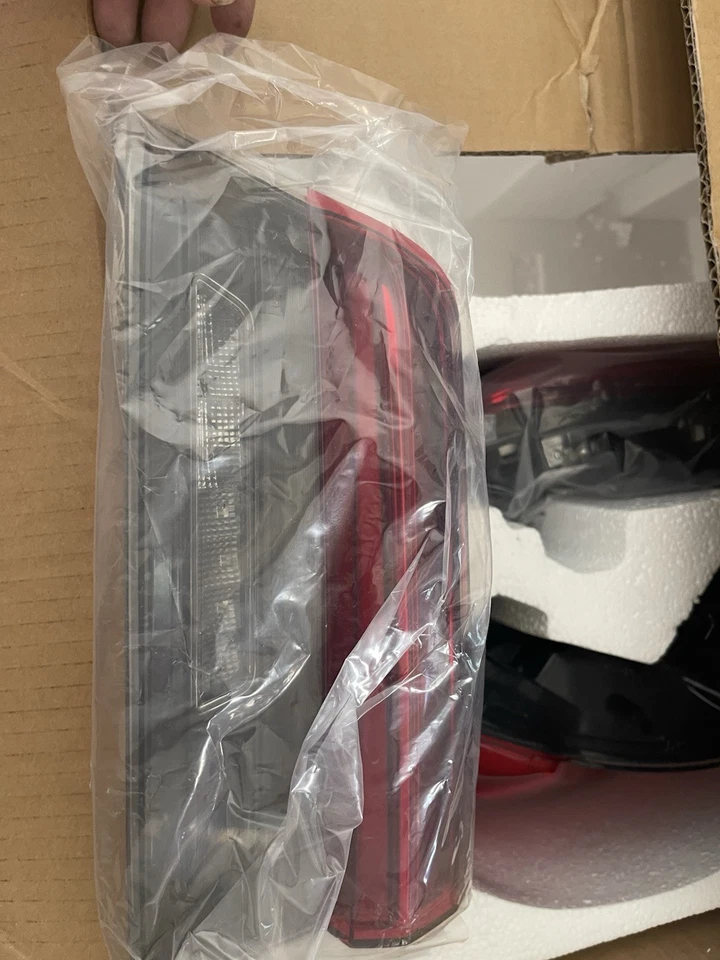 Juego de luces traseras OEM bmw 330i Foto 3 de 4