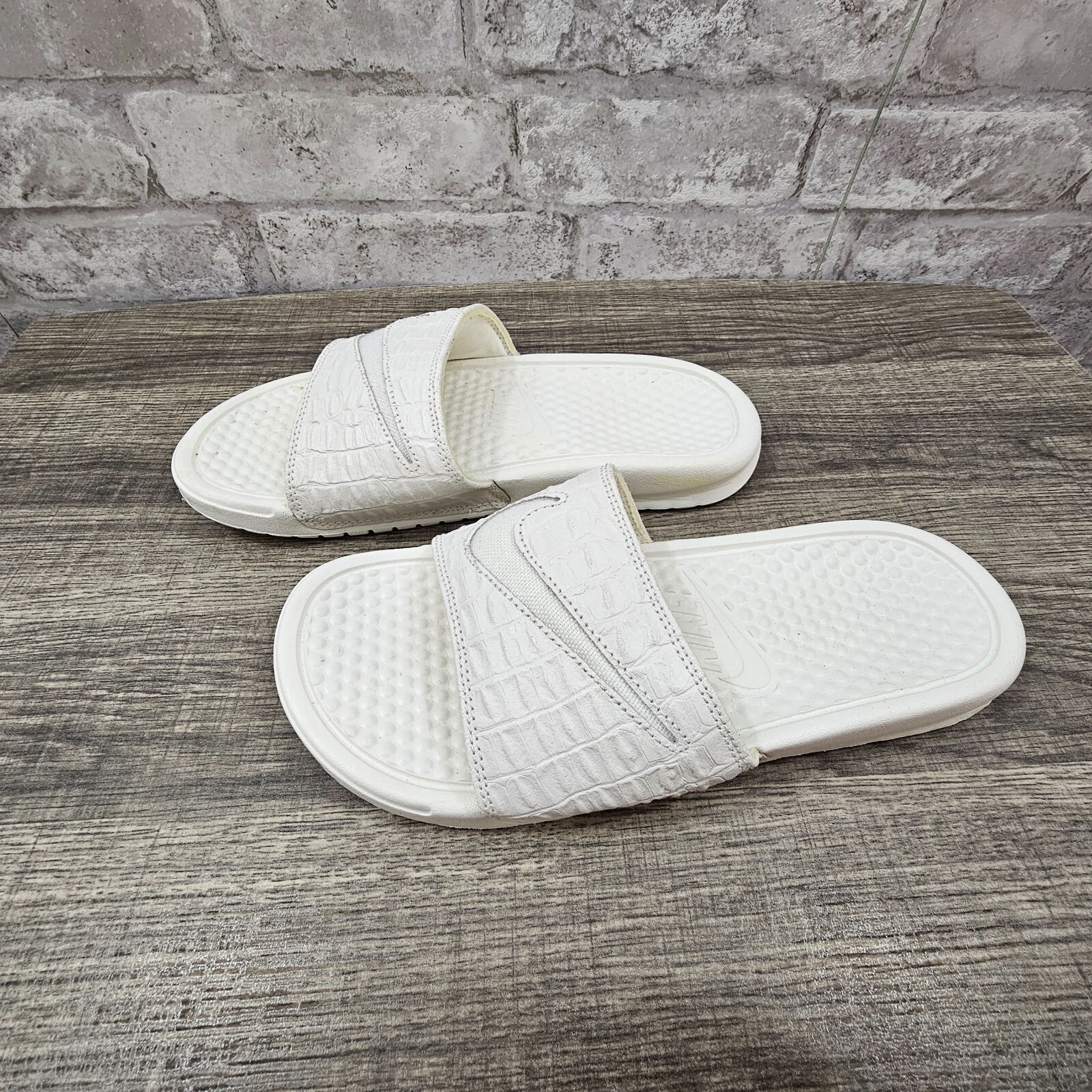 Nike women's white slides size 6 comfortable sandals-image