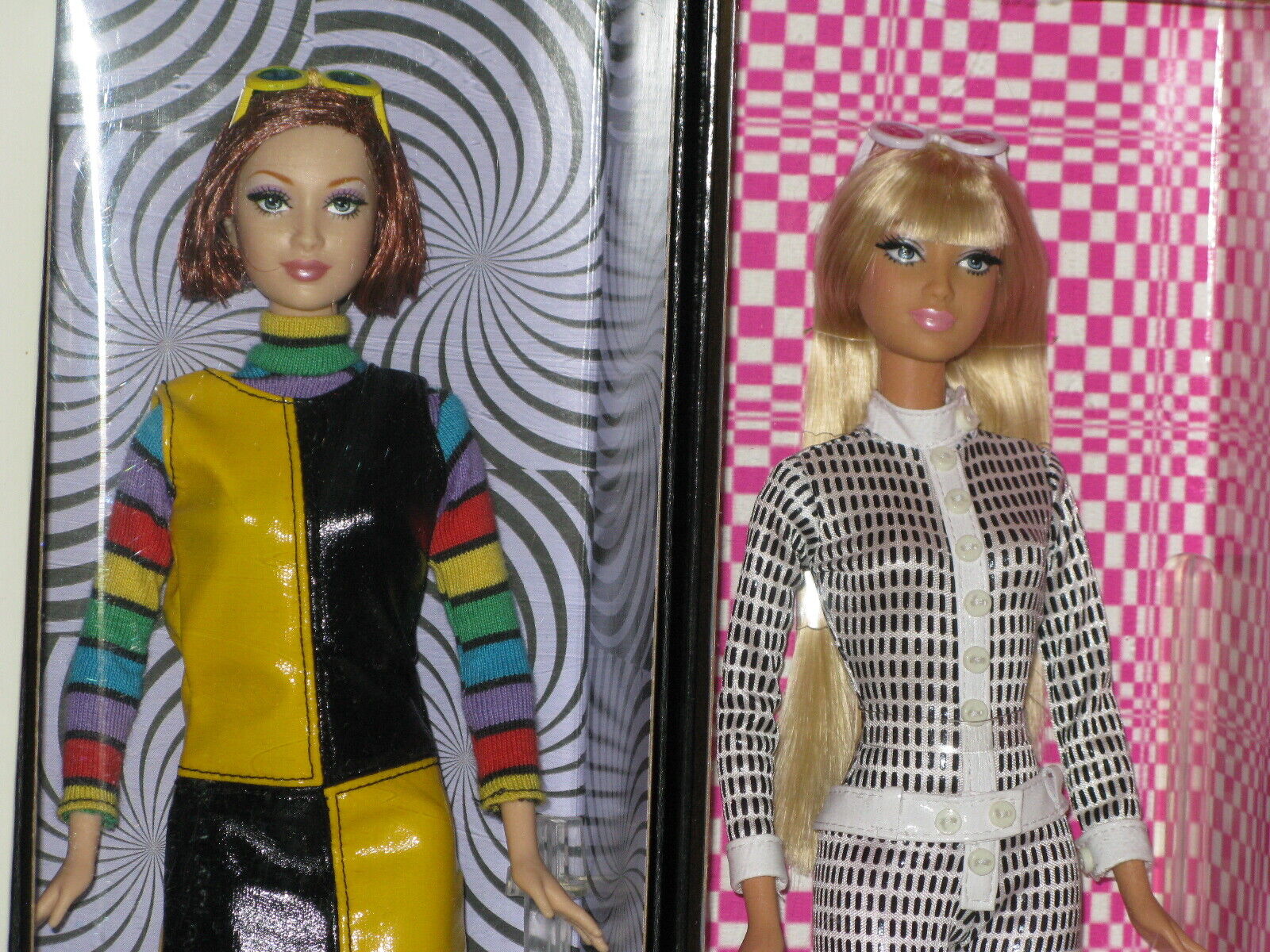 A Nod For Mod Barbie doll W/ Card Ltd 5000 Barbie Collector Exclusive Gold  label