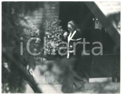 1970 ca BOLOGNA Ursula ANDRESS paparazzata alla Clinica VIllalba - Foto 30x24 - Imagen 1 de 1