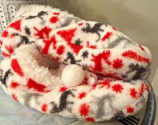 NWOT Women  s US 6 Fleece Bootie Slippers Reindeer Christmas Pom-Pom Non-Slip