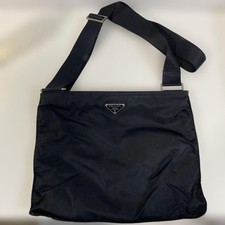 PRADA Umhängetasche schwarz Nylon gebraucht mit silbernen Beschlägen