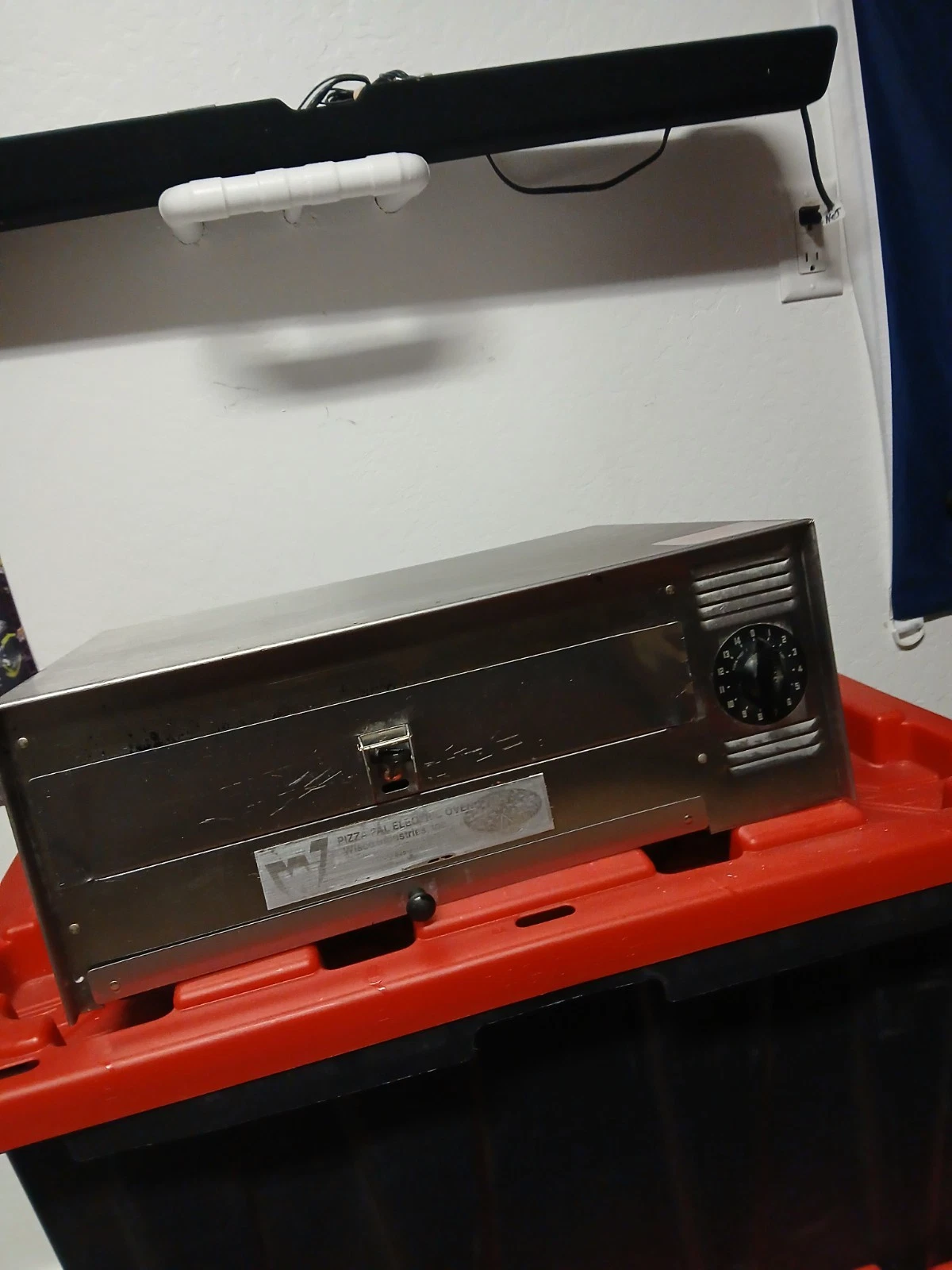 Wisco Pizza Pal Electric Oven Model 412 - Pizza/Pretzel Missing Handle Tested
Opens in a new window