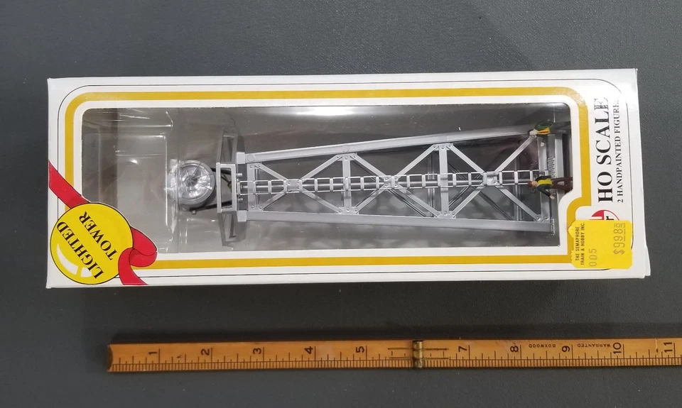 Model Power HO Scale No. 631 SEARCHLIGHT TOWER Lighted and 2 figurines - Image 2 of 4