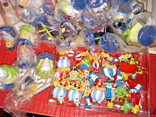 gros lot de figurines, loonney tunes, batman, asterix, etc