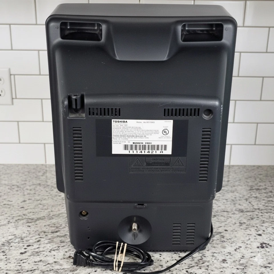 Toshiba MV13L3 13" TV VCR VHS Retro Gaming 2002 Color Tested Working W/ Remote - Image 3 of 4